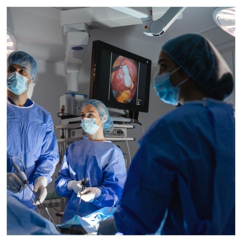 doctors performing Laparoscopic Sleeve Gastrectomy Surgery